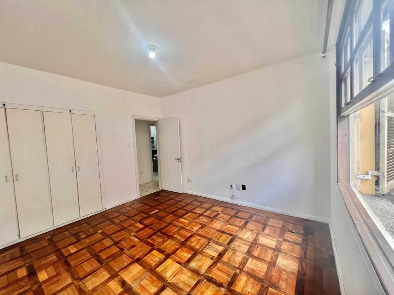 Dormitorio Casal Amplo Parquet.