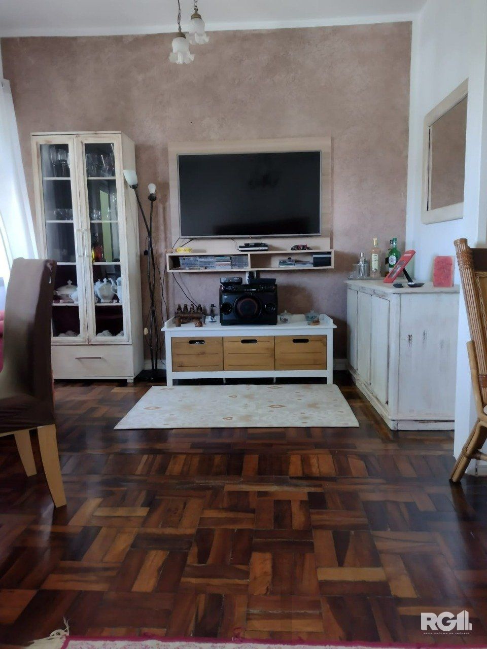 Apartamento de 2 dormitórios,  sala, cozinha, área de serviço separada, banheiro social. — foto 2