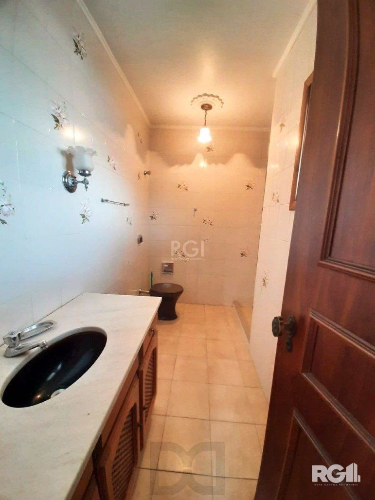 Casa com 351,60m2 de área construída em propriedade de 743m2 no Bairro Jardim Carvalho. — foto 31