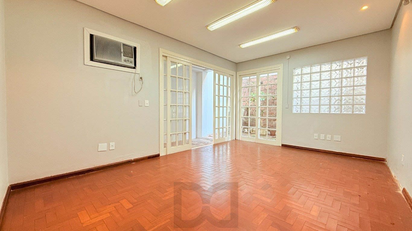 sala-ampla-iluminação-natural-bem ventilada