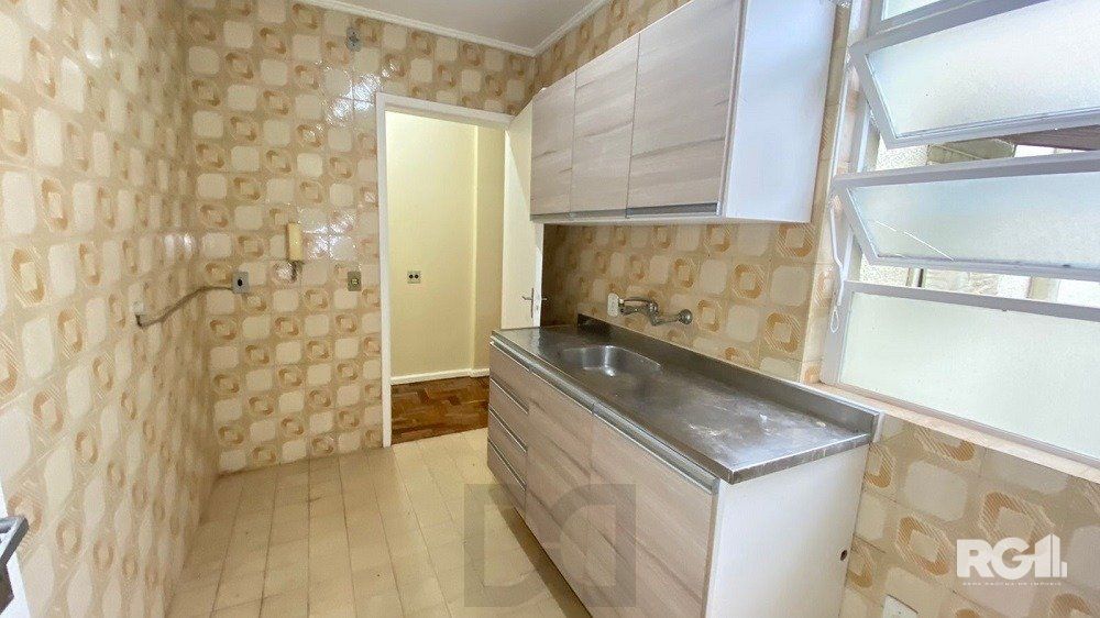 APARTAMENTO DE 2 DORMITÓRIOS, BANHEIRO SOCIAL E LAVABO AUXILIAR NA CIDADE BAIXA. — foto 3
