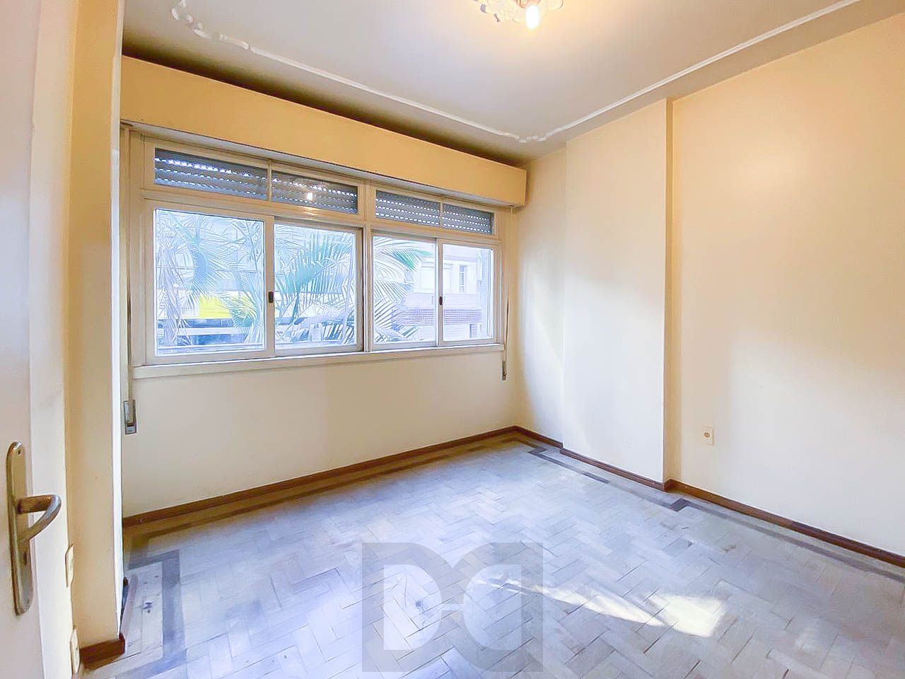 Apartamento amplo de 3 dormitórios, ensolarado, com portaria 24h próximo à UFRGS — foto 1