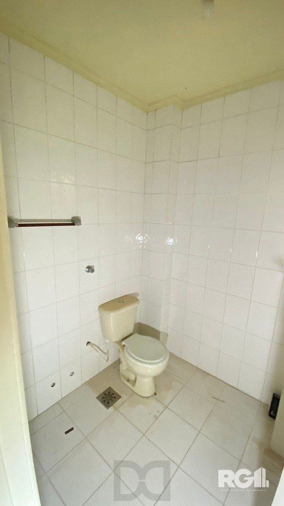 APARTAMENTO DE 2 DORMITÓRIOS, BANHEIRO SOCIAL E LAVABO AUXILIAR NA CIDADE BAIXA. — foto 8