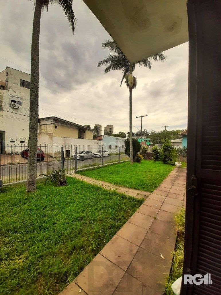 Casa com 351,60m2 de área construída em propriedade de 743m2 no Bairro Jardim Carvalho. — foto 7