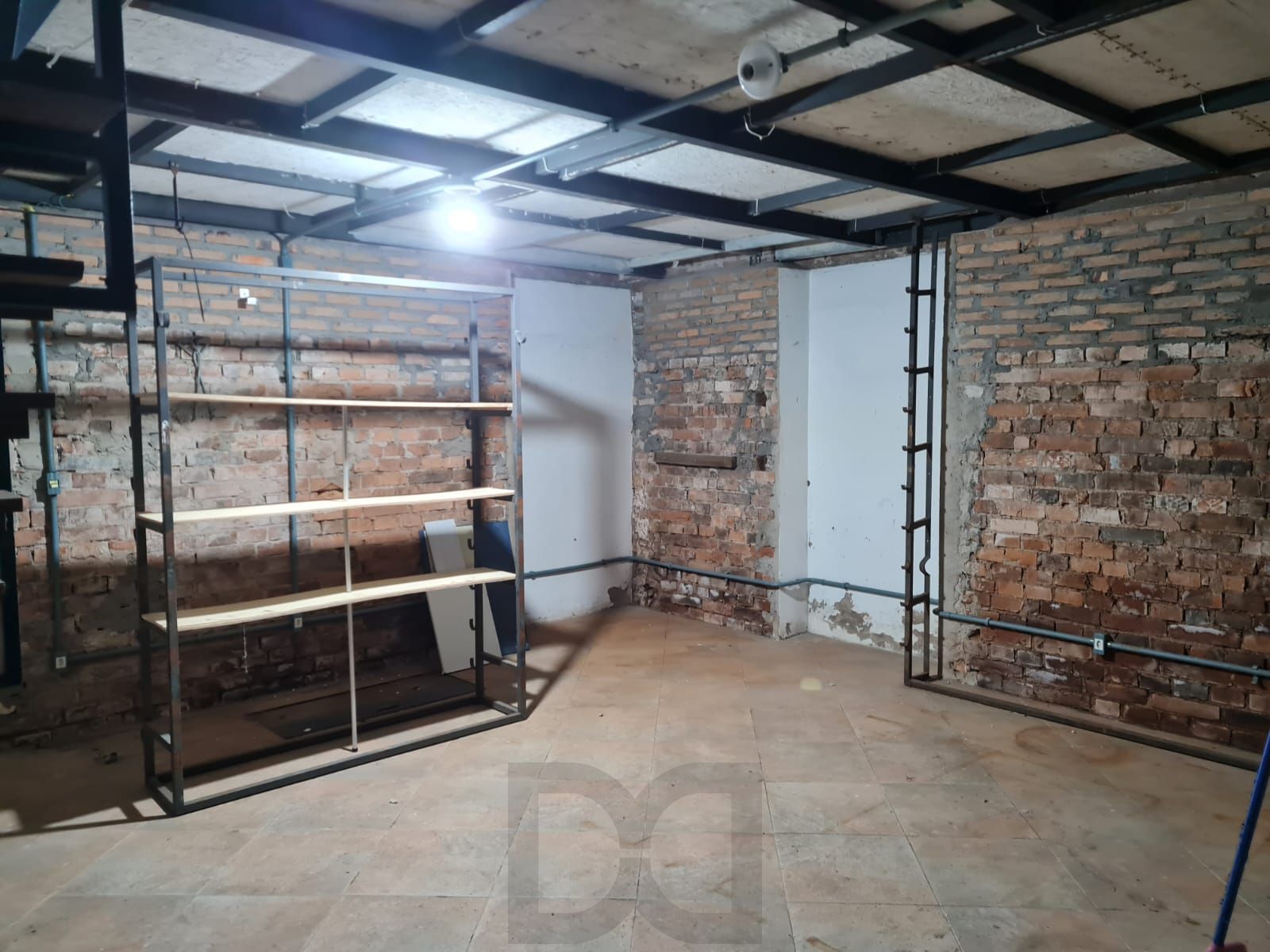 Espaço amplo, banheiros e garagem no Bairro Floresta — foto 9