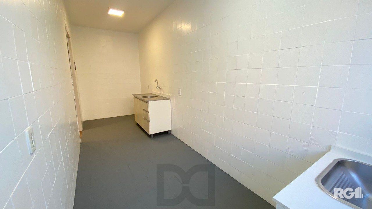Apartamento 2 Dormitórios à Venda no Menino Deus | 4º Andar — foto 2