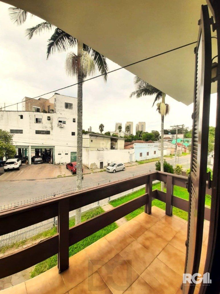Casa com 351,60m2 de área construída em propriedade de 743m2 no Bairro Jardim Carvalho. — foto 22
