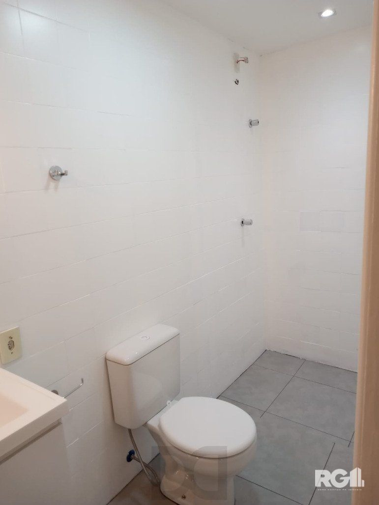 Apartamento Térreo Reformado com 2 Dormitórios no Menino Deus — foto 6