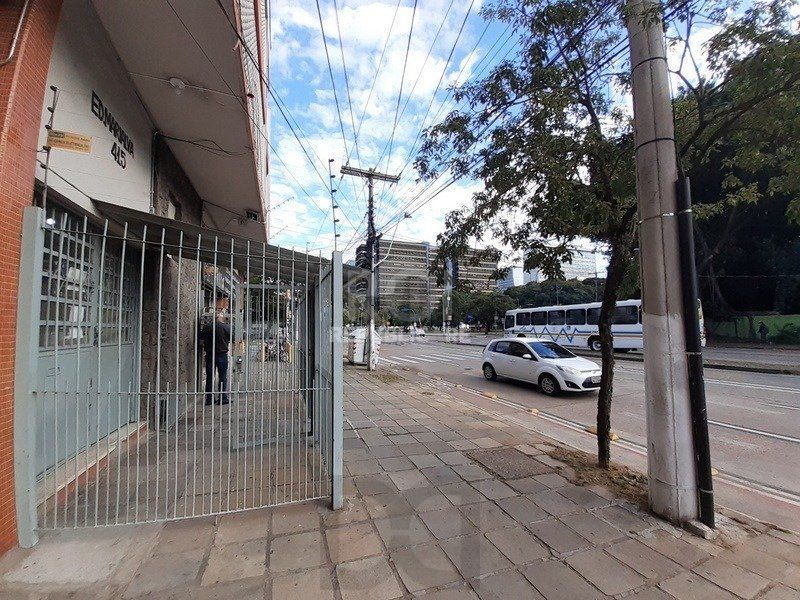 Apartamento de 2 Dormitórios totalmente reformado com churrasqueira — foto 2