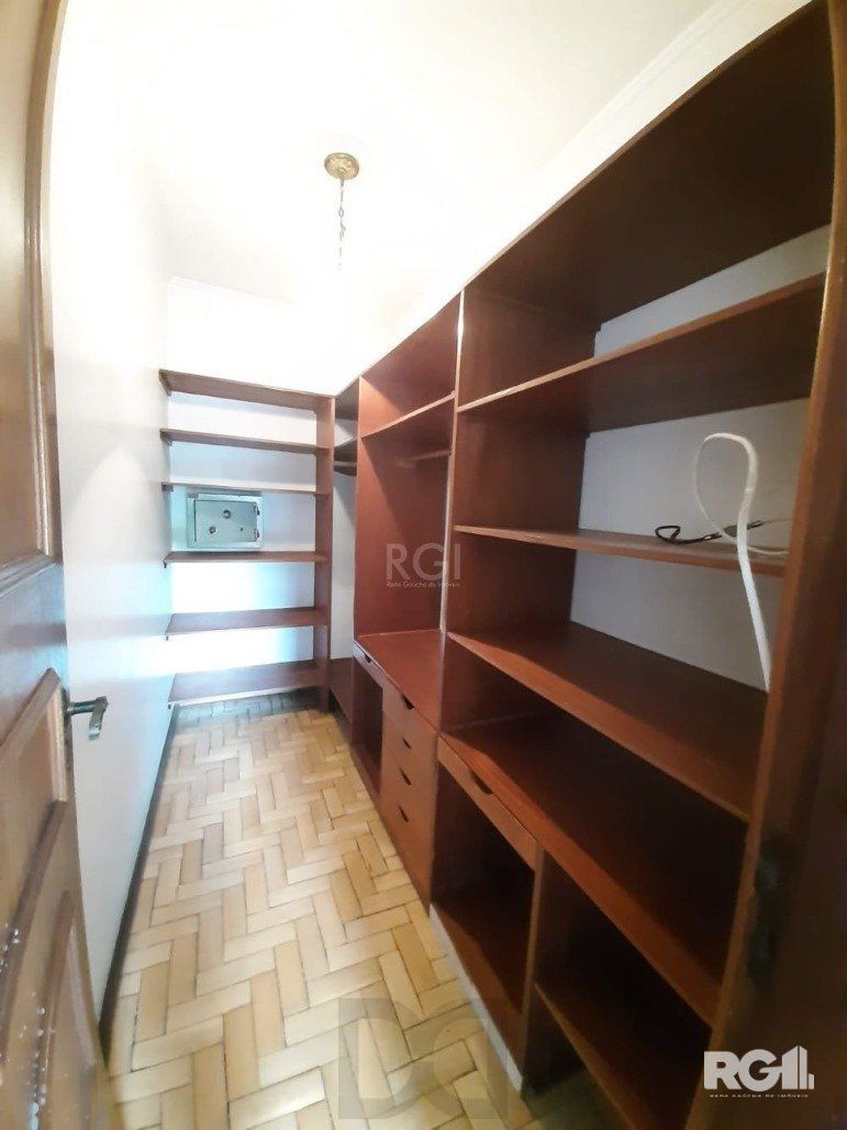 Casa com 351,60m2 de área construída em propriedade de 743m2 no Bairro Jardim Carvalho. — foto 20