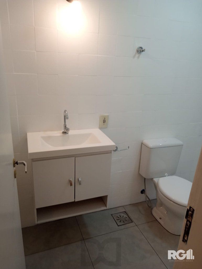 Apartamento Térreo Reformado com 2 Dormitórios no Menino Deus — foto 5