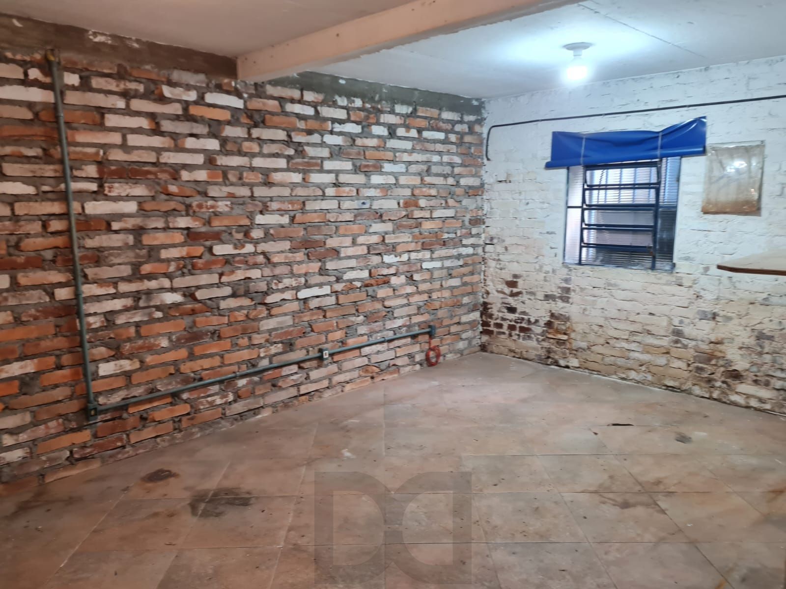 Espaço amplo, banheiros e garagem no Bairro Floresta — foto 12