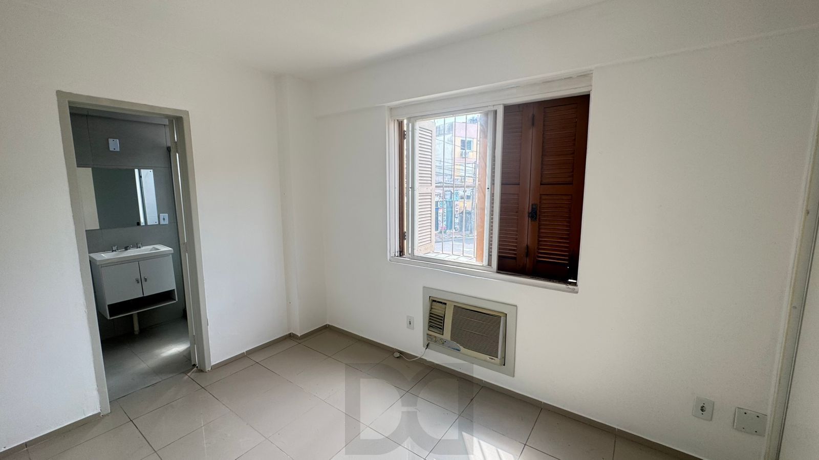 QUARTO-COM-JANELA-GRANDE