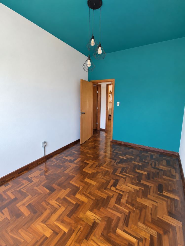sala-ampla-piso-parquet