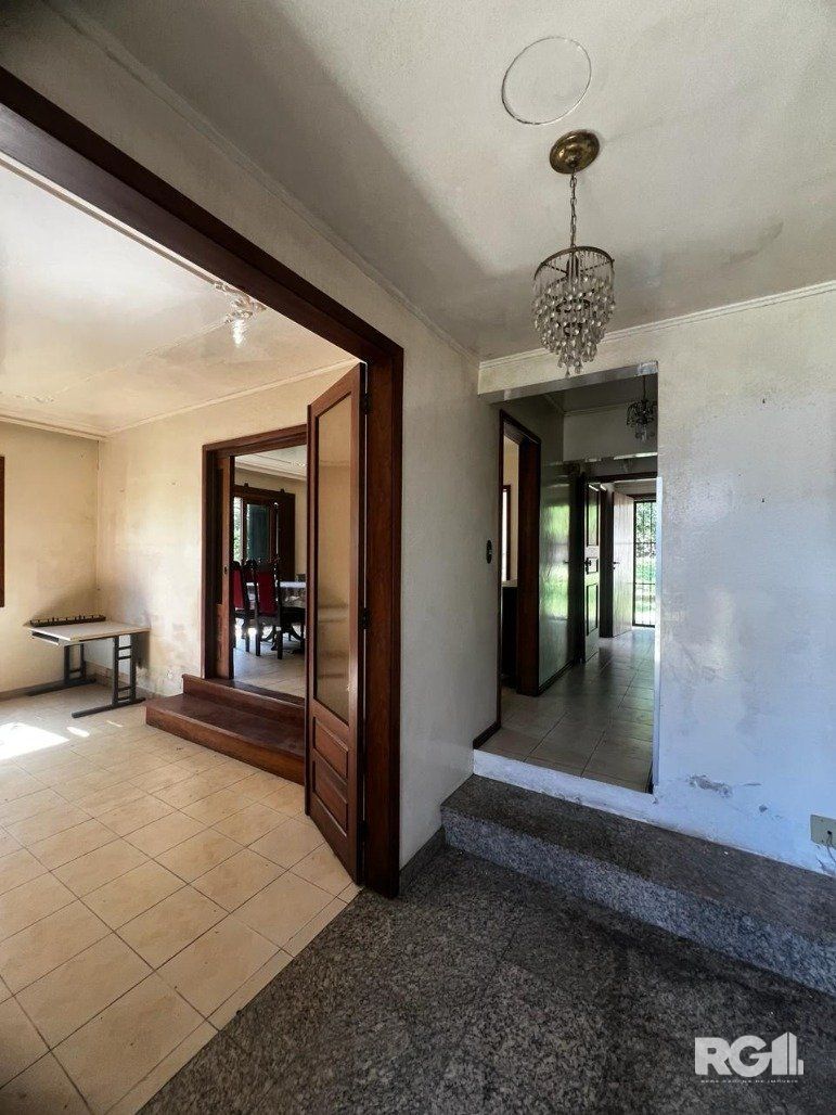 Casa com 351,60m2 de área construída em propriedade de 743m2 no Bairro Jardim Carvalho. — foto 10