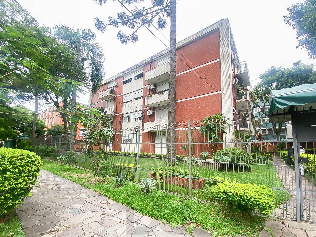 Apartamento 2 Dormitórios com Vaga Coberta no Menino Deus – Av. Ganzo, de Frente — foto 18