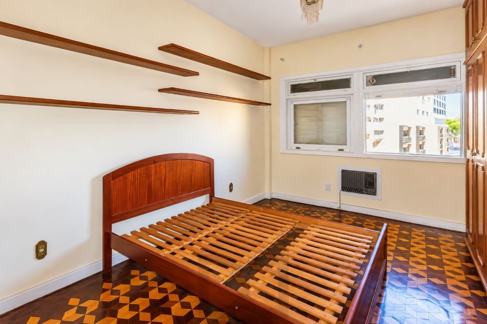 quarto-cama-prateleiras