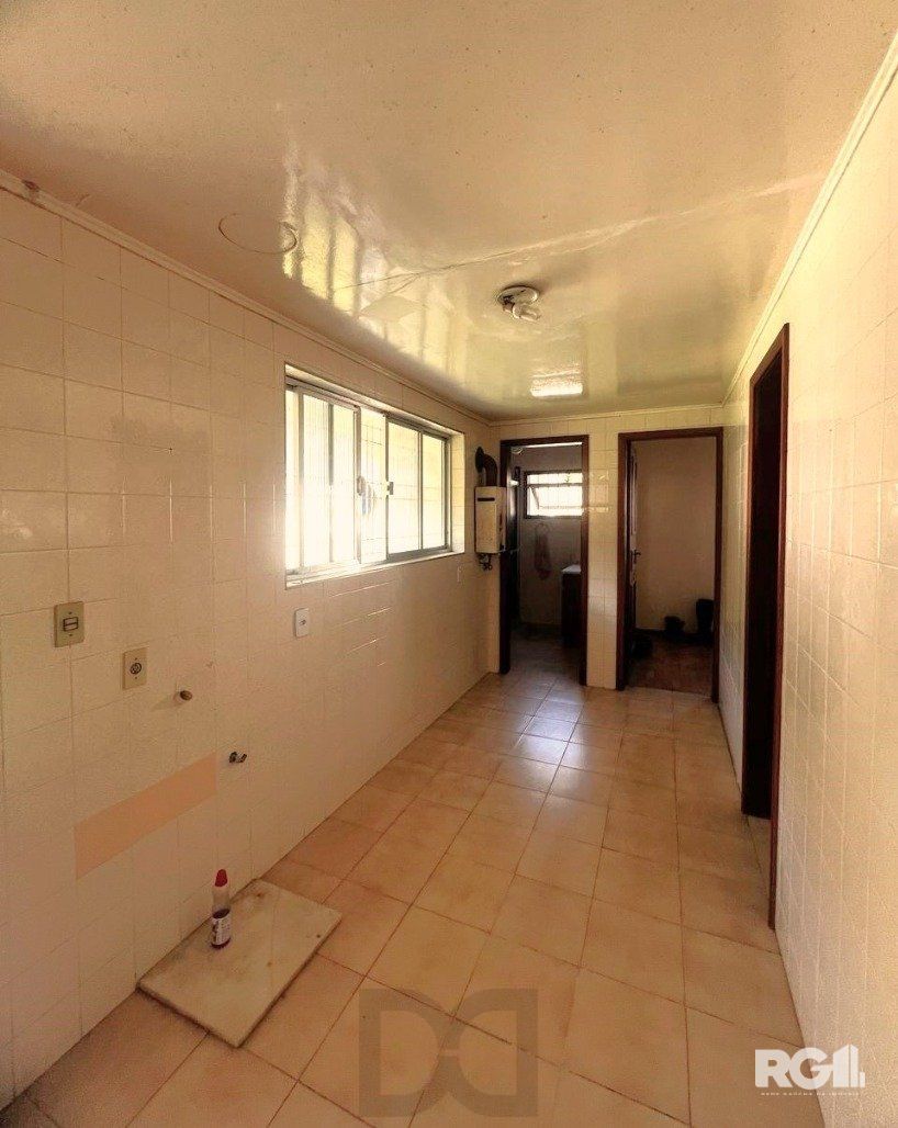 Casa com 351,60m2 de área construída em propriedade de 743m2 no Bairro Jardim Carvalho. — foto 14