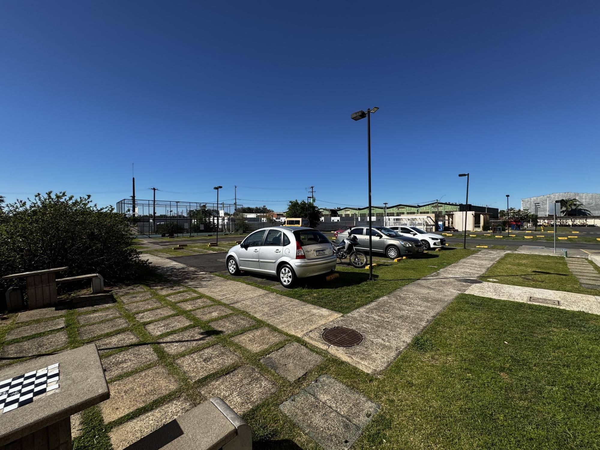 Apartamento de 2 dormitórios com garagem desocupado. — foto 3
