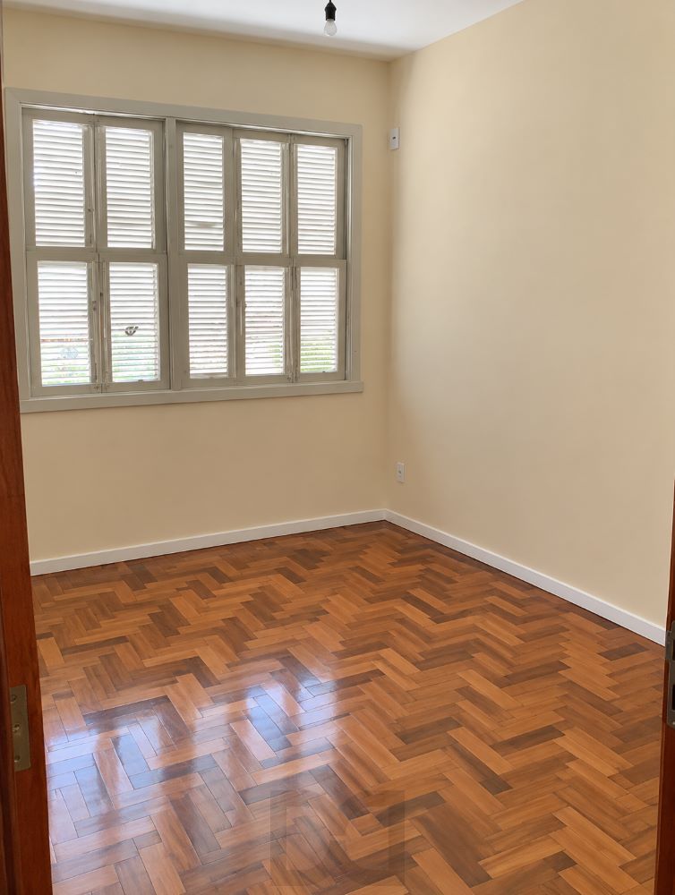 quarto-janela-ampla