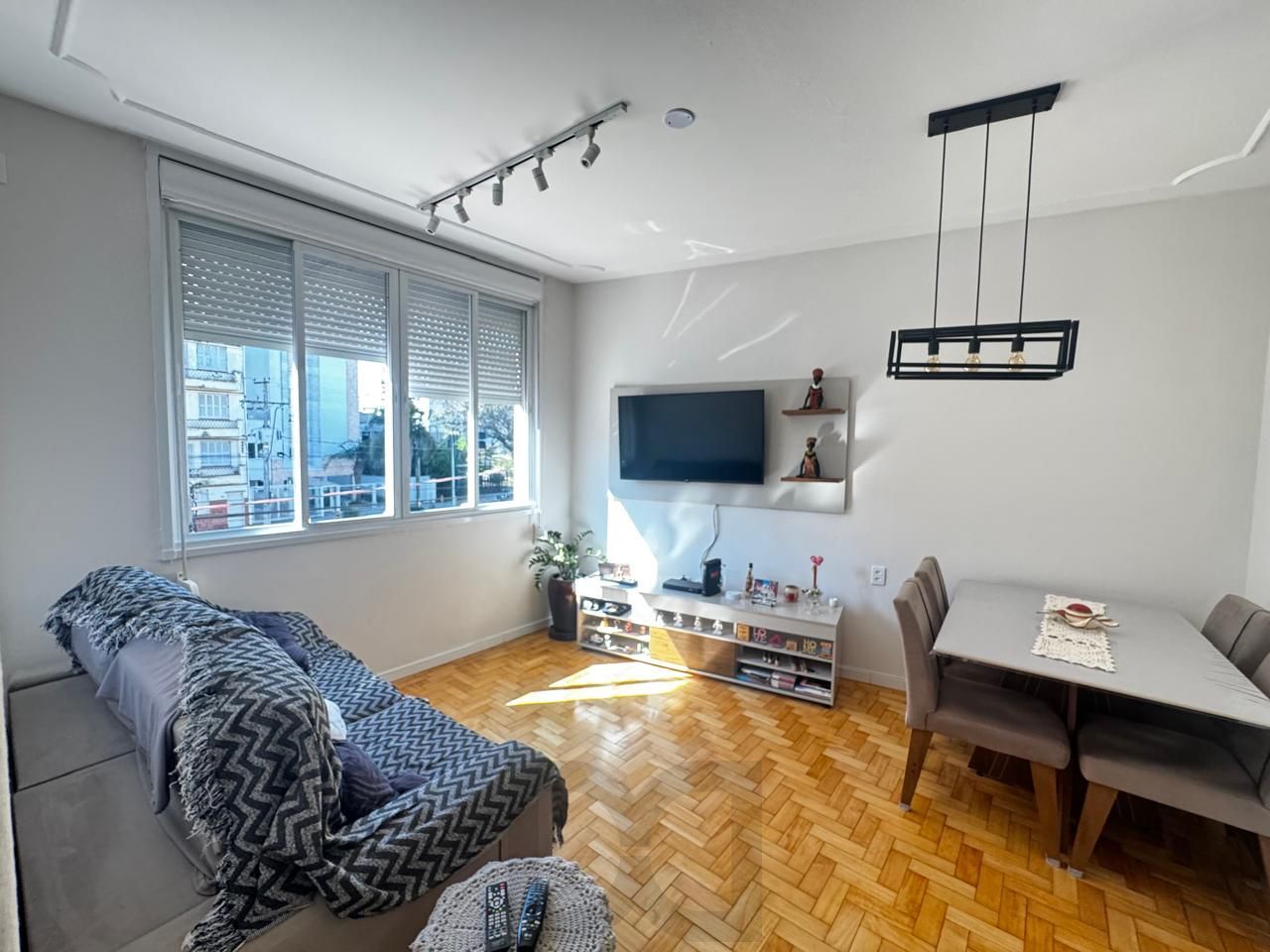 Apartamento de 2 Dormitórios totalmente reformado com churrasqueira — foto 5