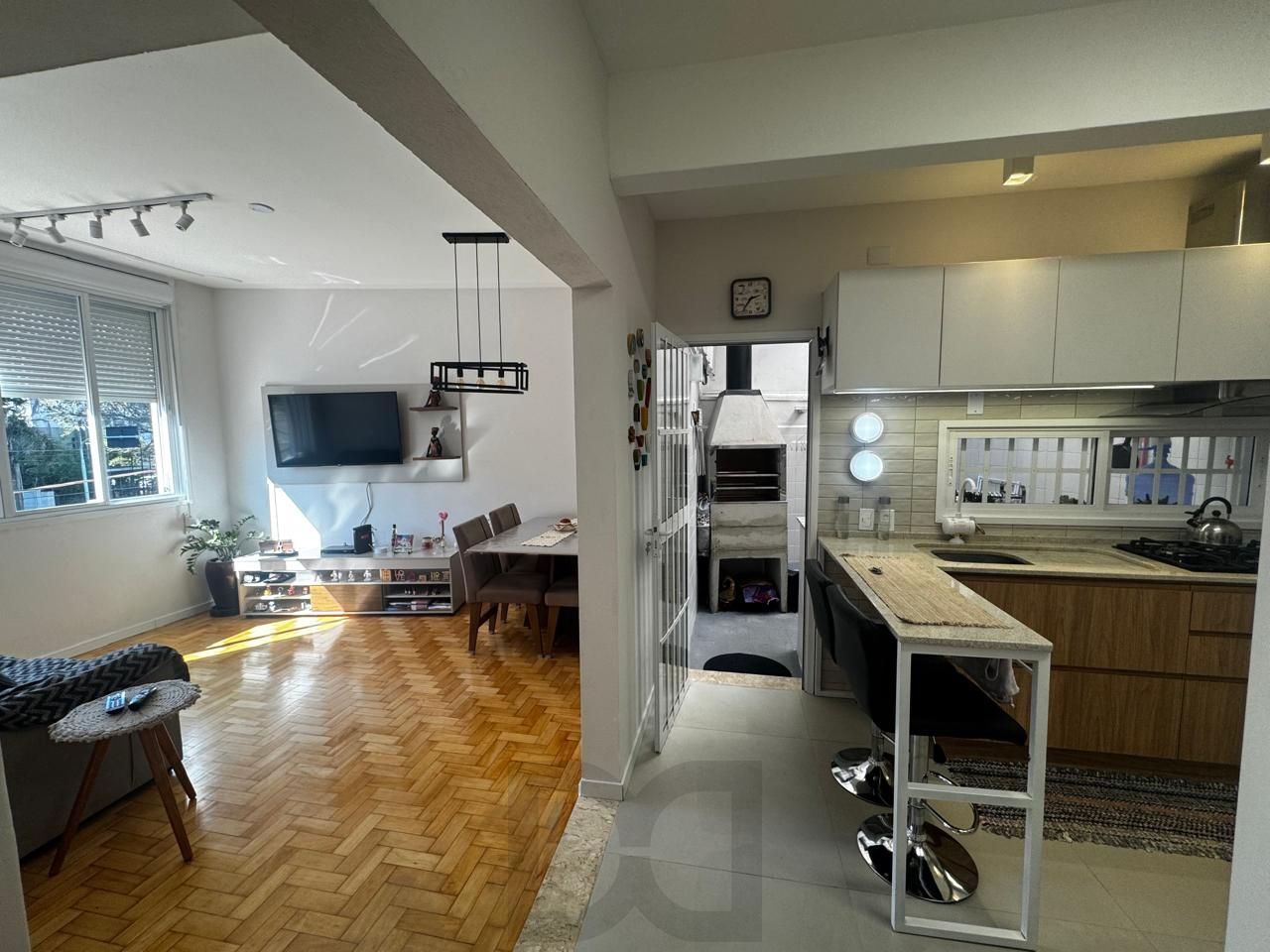 Apartamento de 2 Dormitórios totalmente reformado com churrasqueira — foto 4