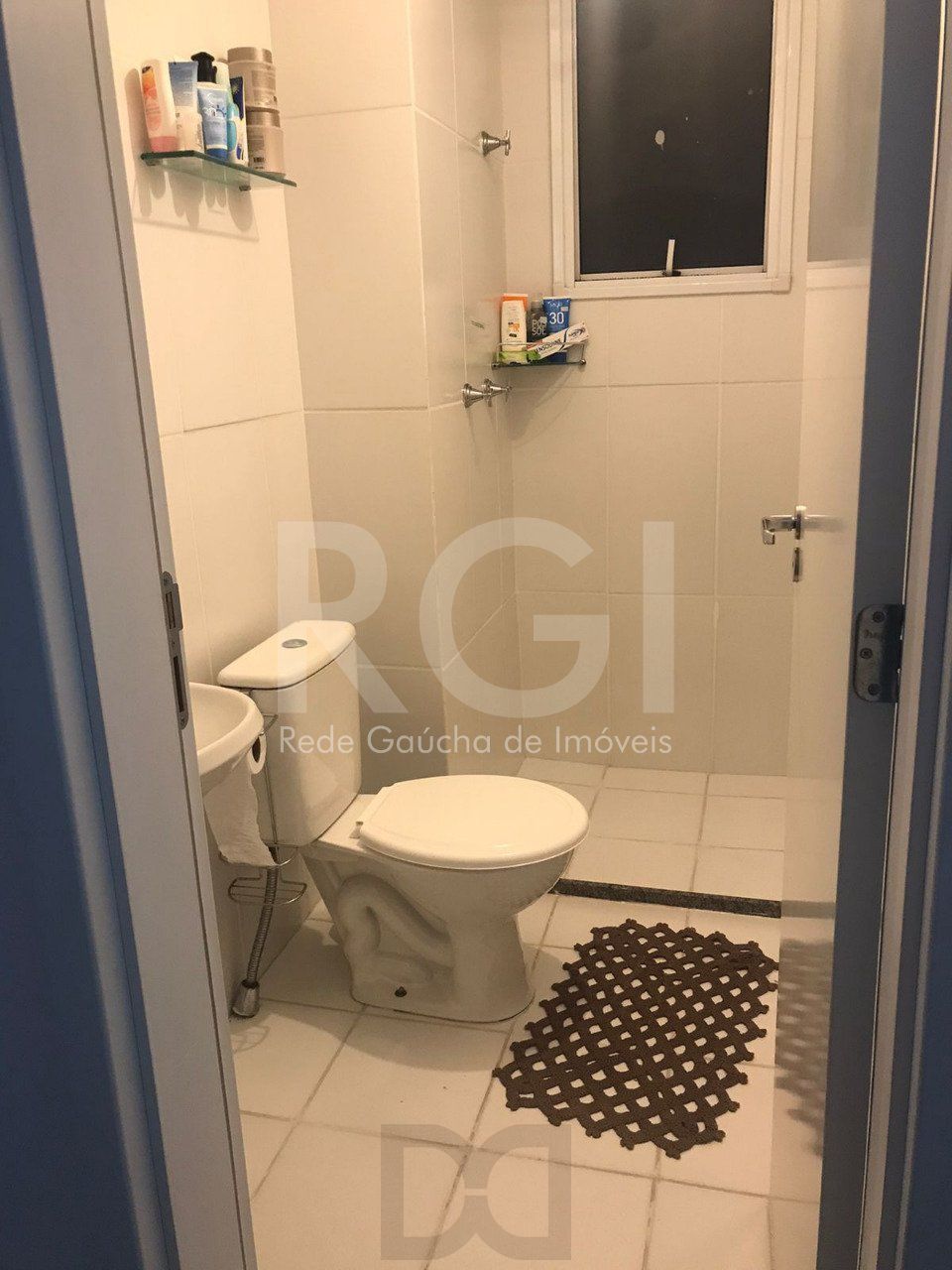 QUARTO-COM-JANELA-GRANDE