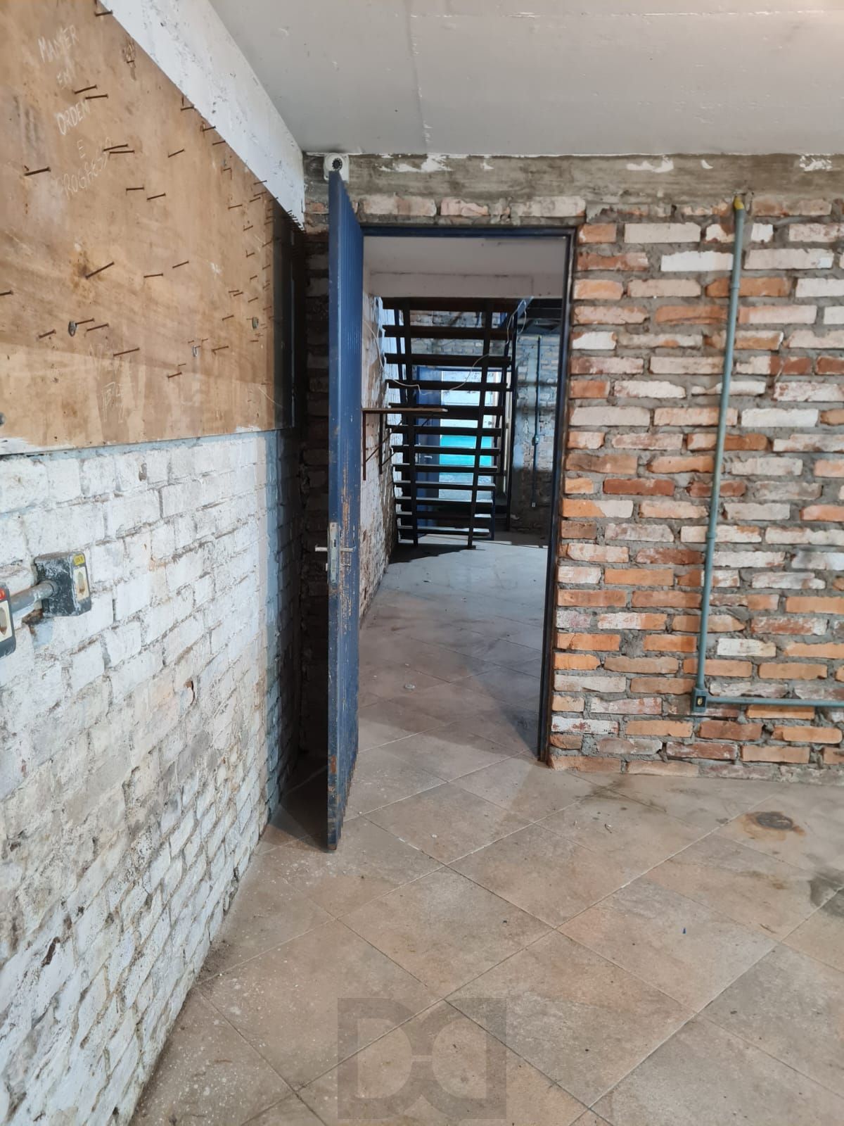Espaço amplo, banheiros e garagem no Bairro Floresta — foto 10