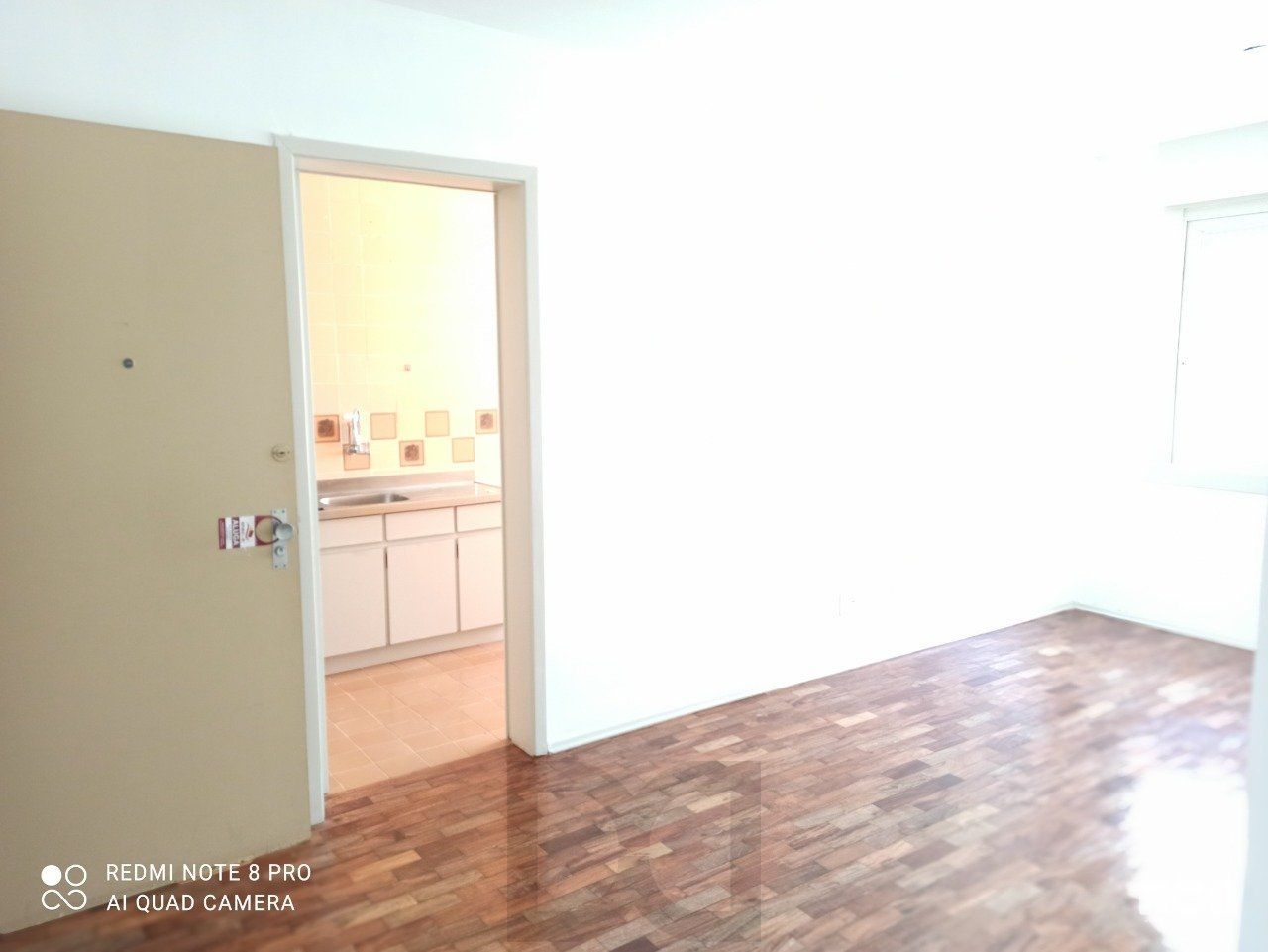 Apartamento de 2 dormitórios, banheiro social, sala, cozinha e área de serviço integrada. — foto 3