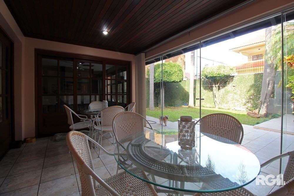 Casa de Alto Padrão com Lareira, Churrasqueira e Salão de Festas — foto 25