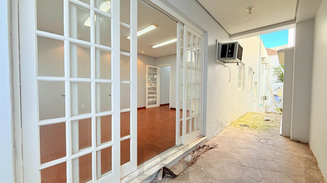 sala-ampla-iluminação-natural-bem ventilada