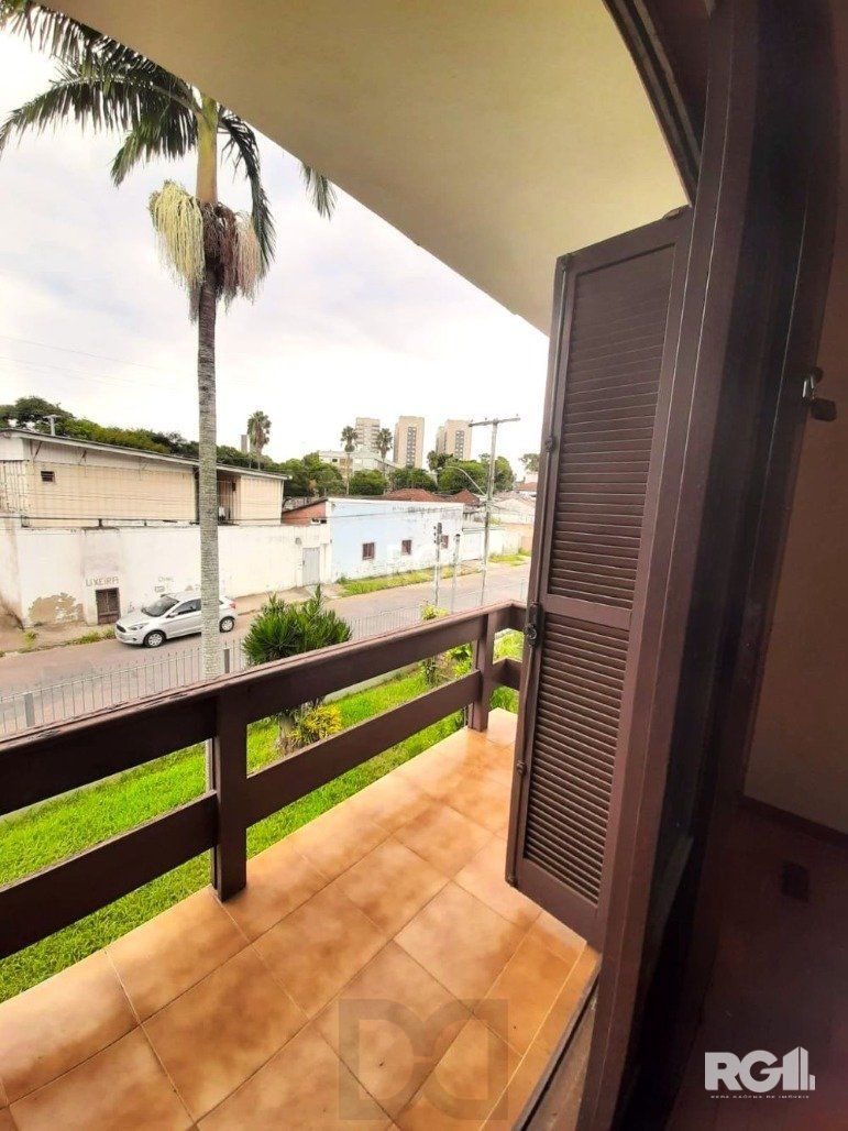 Casa com 351,60m2 de área construída em propriedade de 743m2 no Bairro Jardim Carvalho. — foto 23