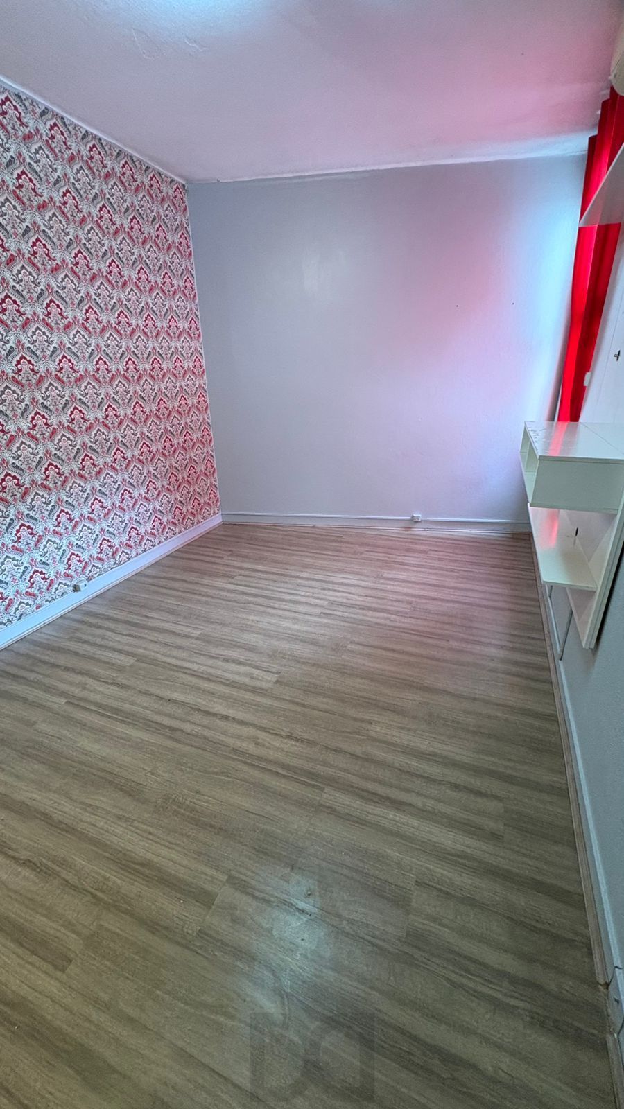 QUARTO-COM-PAPEL-DE-PAREDE
