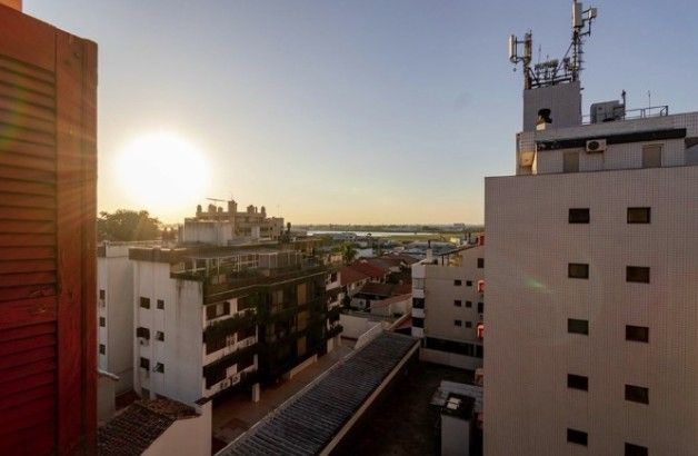 Linda cobertura de 4 dormitórios,1 suíte , 4 banheiros para venda, 4 vagas de garagens cobertas e escrituradas, 1 terraço com deck, piscina e churrasqueira no bairro Jardim Lindóia em Porto Alegre/RS. — foto 21