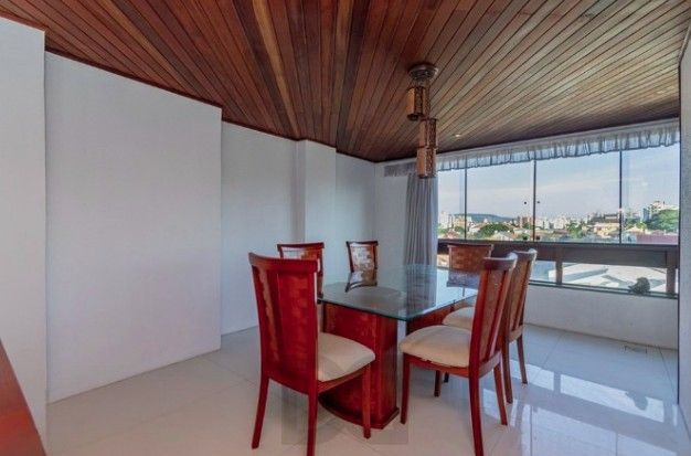 Linda cobertura de 4 dormitórios,1 suíte , 4 banheiros para venda, 4 vagas de garagens cobertas e escrituradas, 1 terraço com deck, piscina e churrasqueira no bairro Jardim Lindóia em Porto Alegre/RS. — foto 3