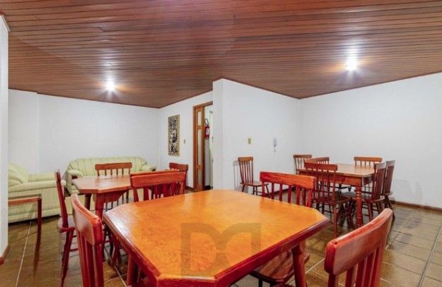 Linda cobertura de 4 dormitórios,1 suíte , 4 banheiros para venda, 4 vagas de garagens cobertas e escrituradas, 1 terraço com deck, piscina e churrasqueira no bairro Jardim Lindóia em Porto Alegre/RS. — foto 28