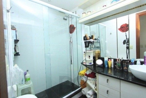 Casa sobrado em Condomínio com 4 pisos de 3 dormitórios sendo 3 suítes para venda na Av. Lucas de Oliveira no bairro Bela Vista em Porto Alegre/RS. — foto 9