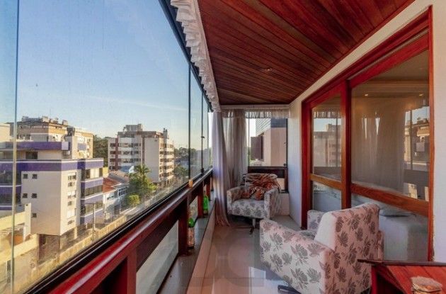 Linda cobertura de 4 dormitórios,1 suíte , 4 banheiros para venda, 4 vagas de garagens cobertas e escrituradas, 1 terraço com deck, piscina e churrasqueira no bairro Jardim Lindóia em Porto Alegre/RS. — foto 7