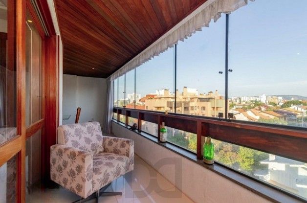 Linda cobertura de 4 dormitórios,1 suíte , 4 banheiros para venda, 4 vagas de garagens cobertas e escrituradas, 1 terraço com deck, piscina e churrasqueira no bairro Jardim Lindóia em Porto Alegre/RS. — foto 6