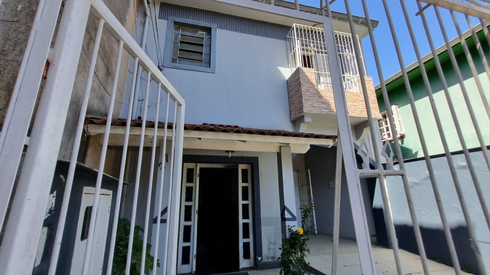 Casa Residencial de 2 pisos com 3 dormitórios , 2 banheiros + 1anexo com 2 aptos JKs , construído nos fundos do terreno no bairro Cidade Baixa/Azenha em Porto Alegre/RS. — foto 1