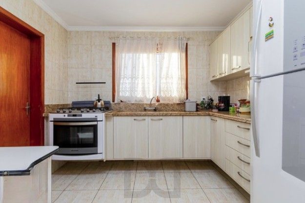 Linda cobertura de 4 dormitórios,1 suíte , 4 banheiros para venda, 4 vagas de garagens cobertas e escrituradas, 1 terraço com deck, piscina e churrasqueira no bairro Jardim Lindóia em Porto Alegre/RS. — foto 9