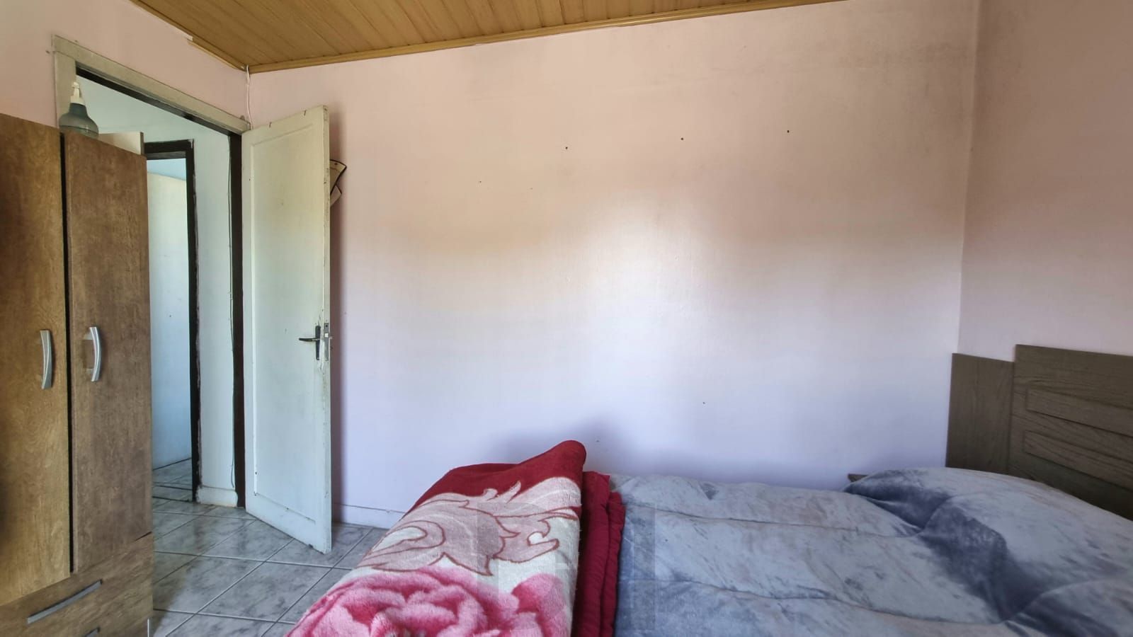 Casa Residencial de 2 pisos com 3 dormitórios , 2 banheiros + 1anexo com 2 aptos JKs , construído nos fundos do terreno no bairro Cidade Baixa/Azenha em Porto Alegre/RS. — foto 12