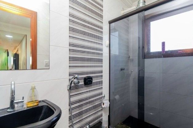 Linda cobertura de 4 dormitórios,1 suíte , 4 banheiros para venda, 4 vagas de garagens cobertas e escrituradas, 1 terraço com deck, piscina e churrasqueira no bairro Jardim Lindóia em Porto Alegre/RS. — foto 22