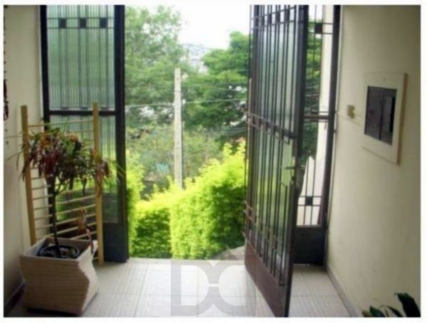 Sobrado para Venda - 240m², 3 dormitórios, sendo 1 suites, 1 vaga - Partenon — foto 3
