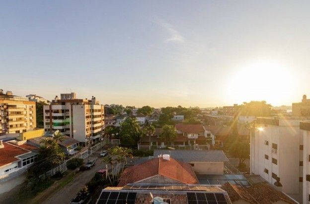 Linda cobertura de 4 dormitórios,1 suíte , 4 banheiros para venda, 4 vagas de garagens cobertas e escrituradas, 1 terraço com deck, piscina e churrasqueira no bairro Jardim Lindóia em Porto Alegre/RS. — foto 26