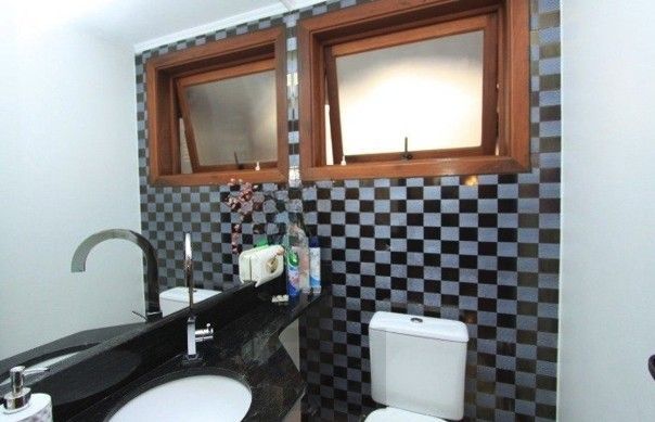 Casa sobrado em Condomínio com 4 pisos de 3 dormitórios sendo 3 suítes para venda na Av. Lucas de Oliveira no bairro Bela Vista em Porto Alegre/RS. — foto 14