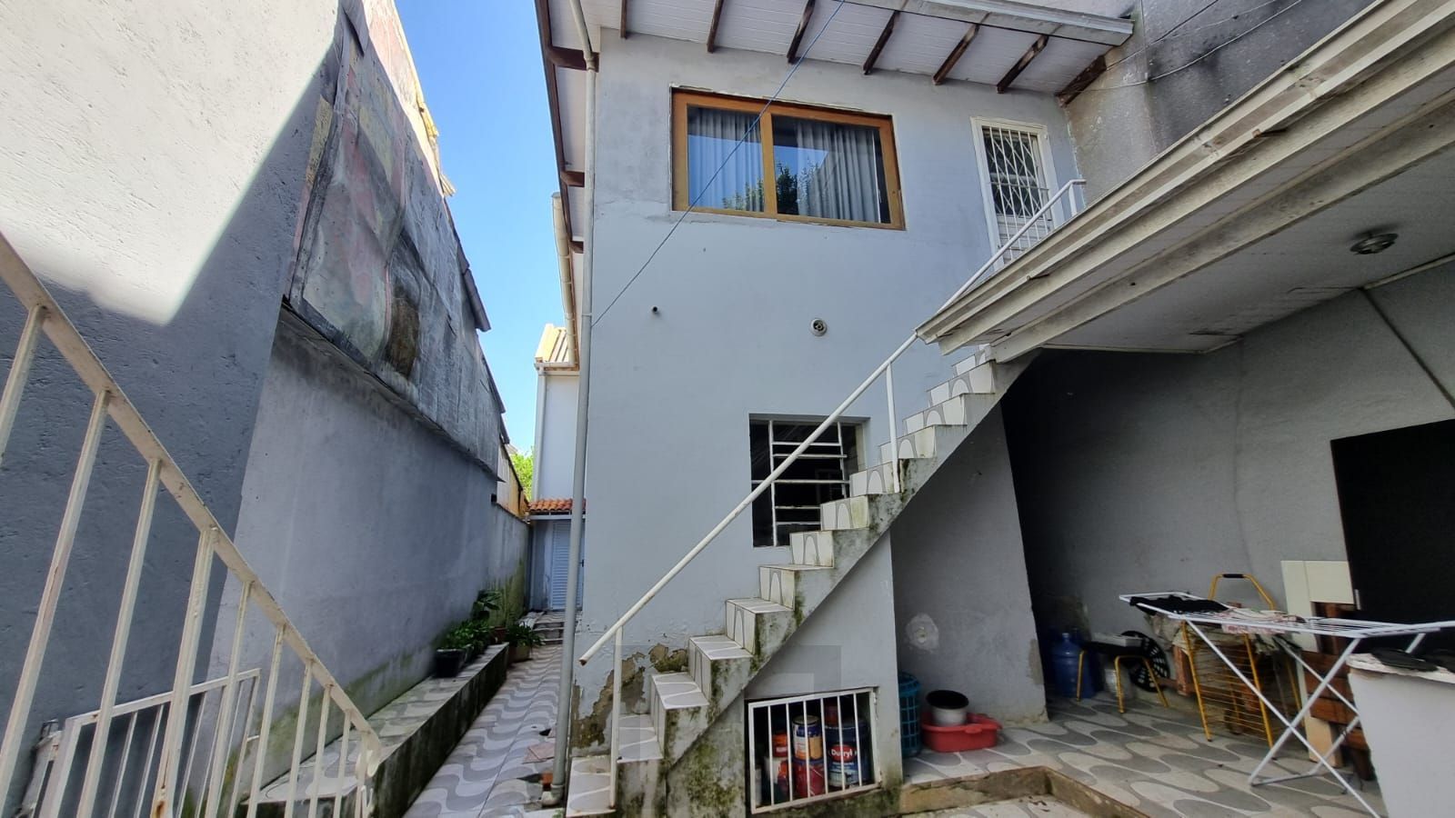 Casa Residencial de 2 pisos com 3 dormitórios , 2 banheiros + 1anexo com 2 aptos JKs , construído nos fundos do terreno no bairro Cidade Baixa/Azenha em Porto Alegre/RS. — foto 25