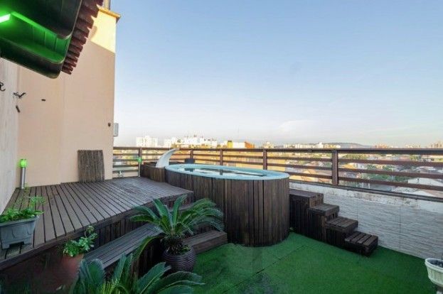 Linda cobertura de 4 dormitórios,1 suíte , 4 banheiros para venda, 4 vagas de garagens cobertas e escrituradas, 1 terraço com deck, piscina e churrasqueira no bairro Jardim Lindóia em Porto Alegre/RS. — foto 25