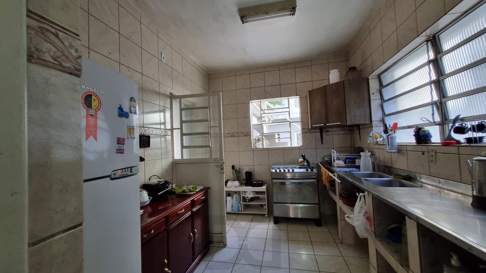 Casa Residencial de 2 pisos com 3 dormitórios , 2 banheiros + 1anexo com 2 aptos JKs , construído nos fundos do terreno no bairro Cidade Baixa/Azenha em Porto Alegre/RS. — foto 7