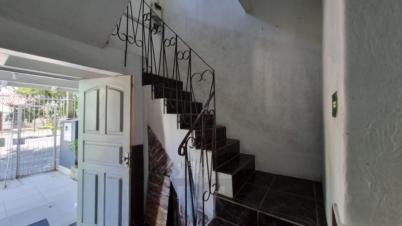 Casa Residencial de 2 pisos com 3 dormitórios , 2 banheiros + 1anexo com 2 aptos JKs , construído nos fundos do terreno no bairro Cidade Baixa/Azenha em Porto Alegre/RS. — foto 9